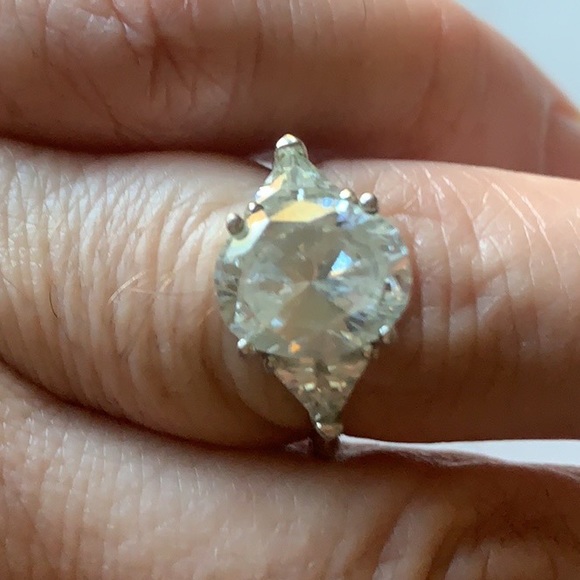 Silver CZ ring - Picture 1 of 8